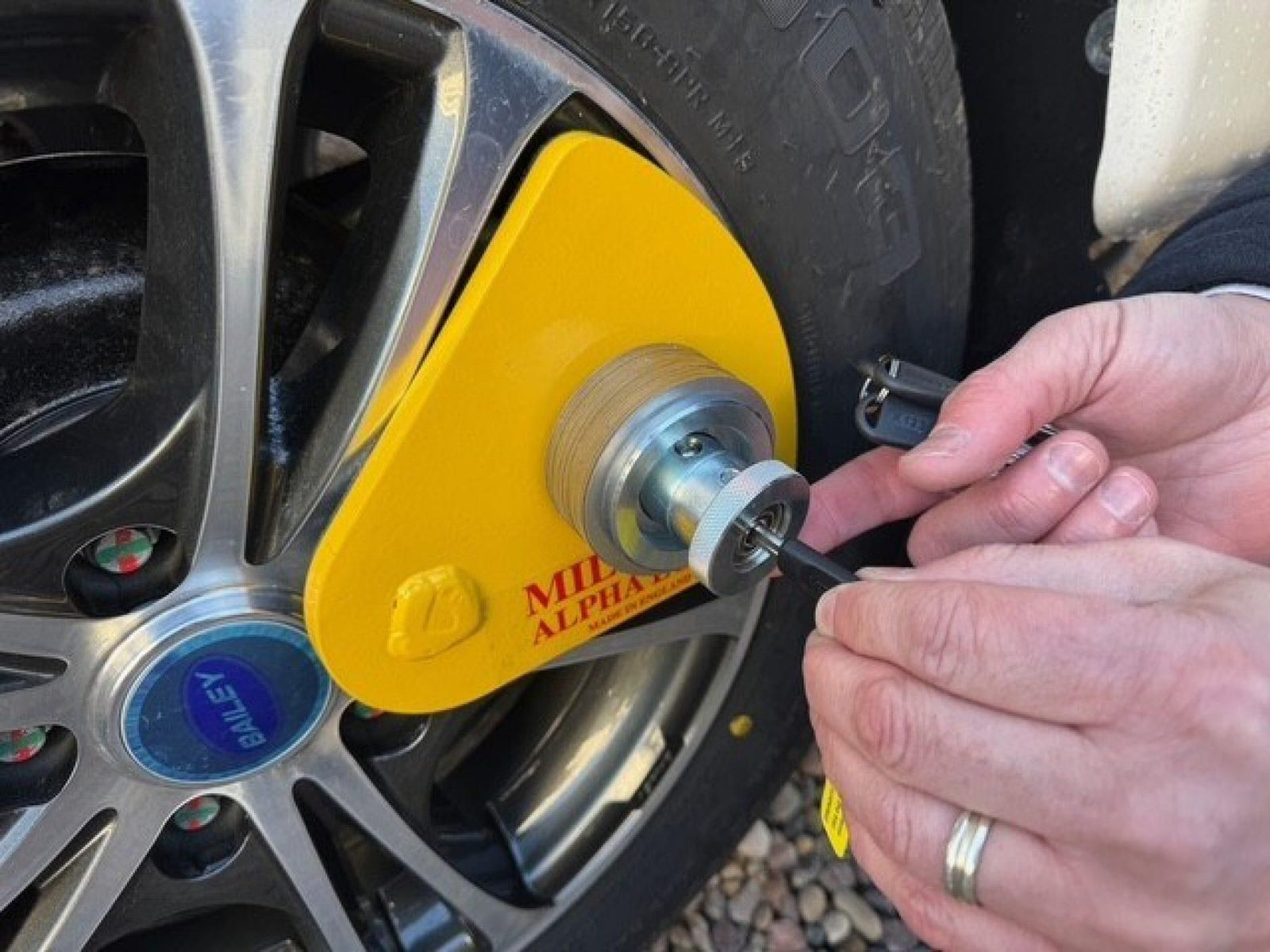 Milenco Alpha Gold Wheel Lock – Ultimate Caravan Security Solution