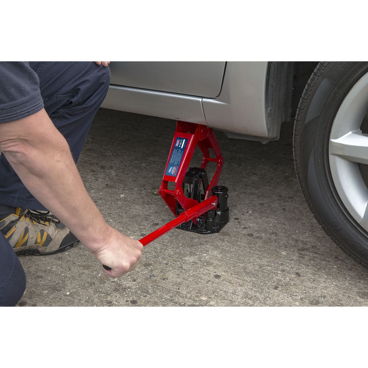 Sealey 700kg Hydraulic Scissor Jack in Case Emergency Car Lift Wind Up Garage