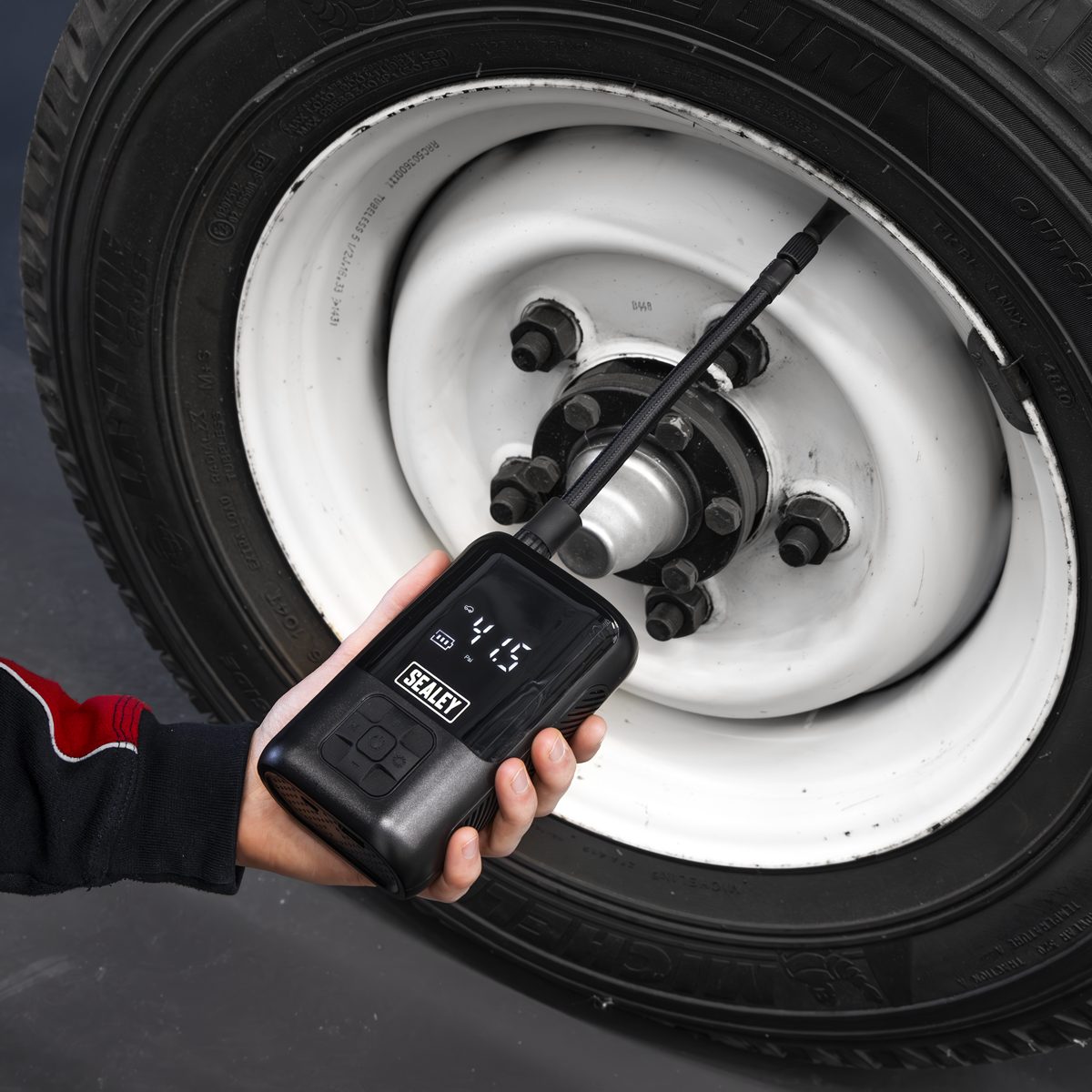 Sealey Tyre Inflator CTI130 120psi with Power Bank & Worklight