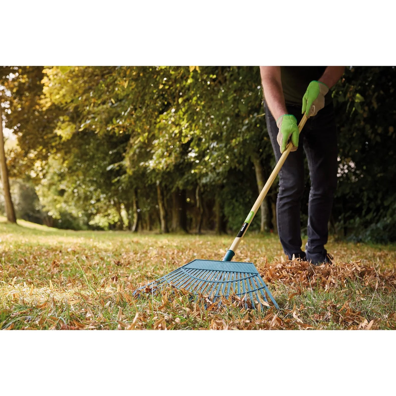 Draper Plastic Leaf Rake 550mm with Wooden Handle