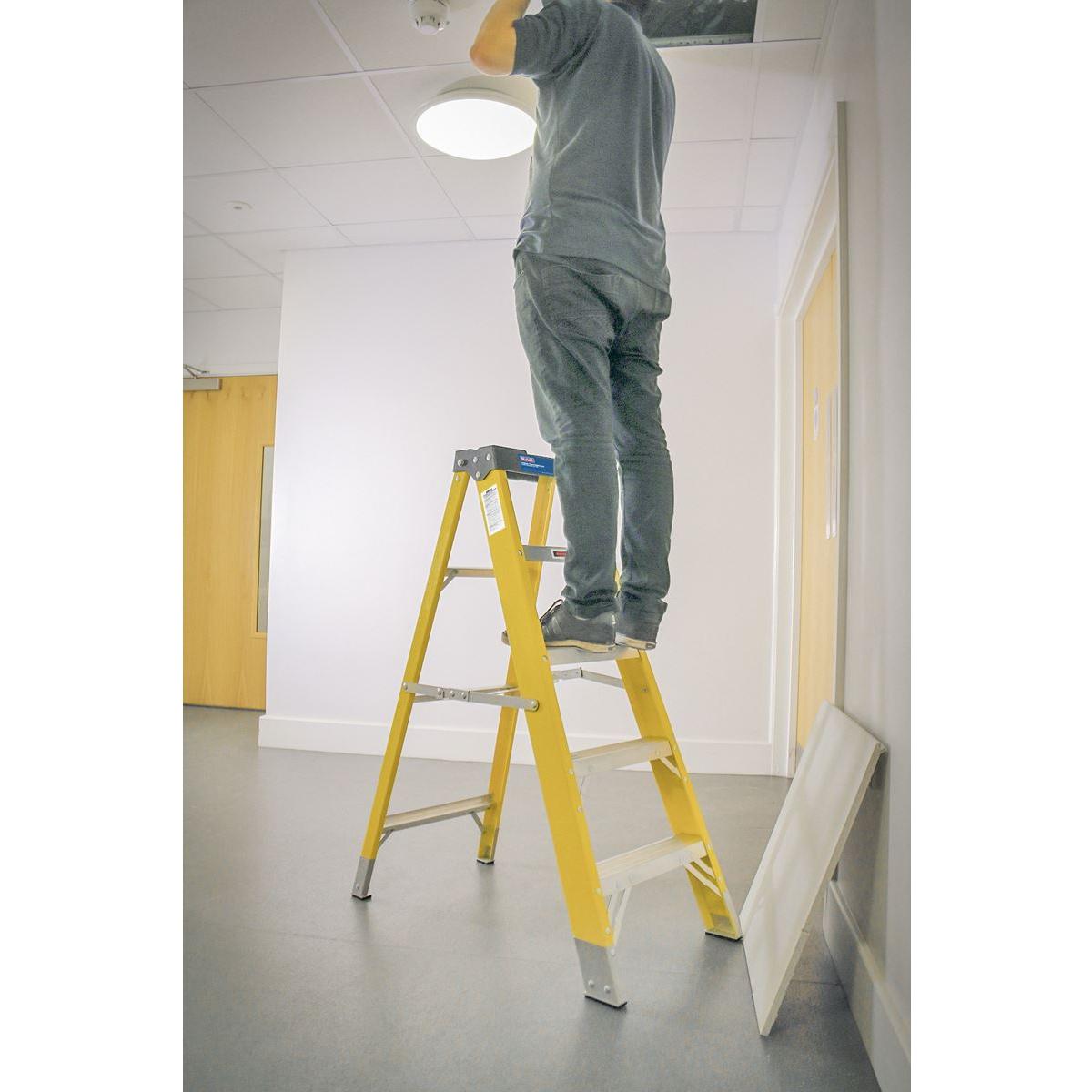 Sealey Fibreglass Step Ladder 4-Tread - BS EN 131 FSL5