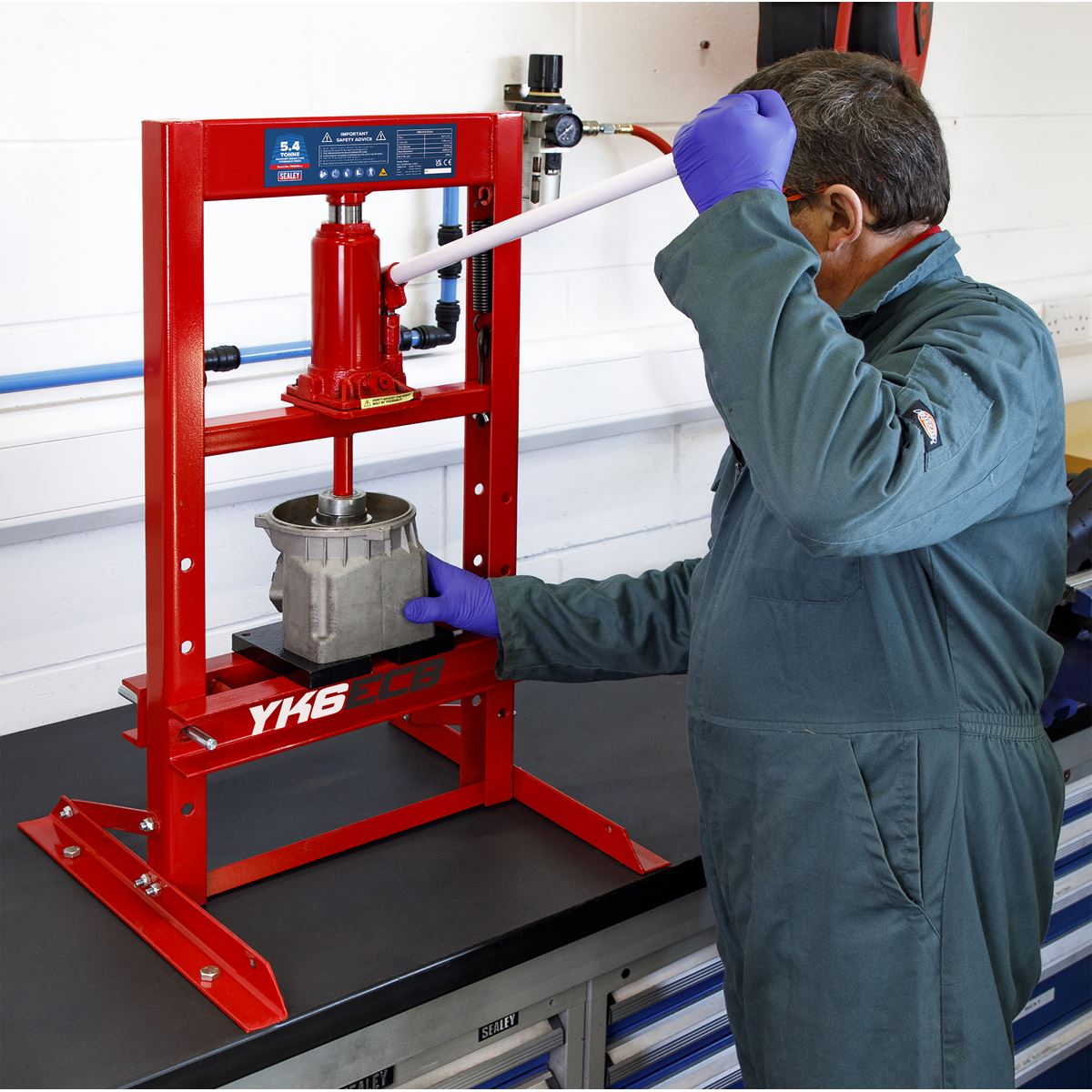 Hydraulic Press 5.4Tonne Economy Bench Type