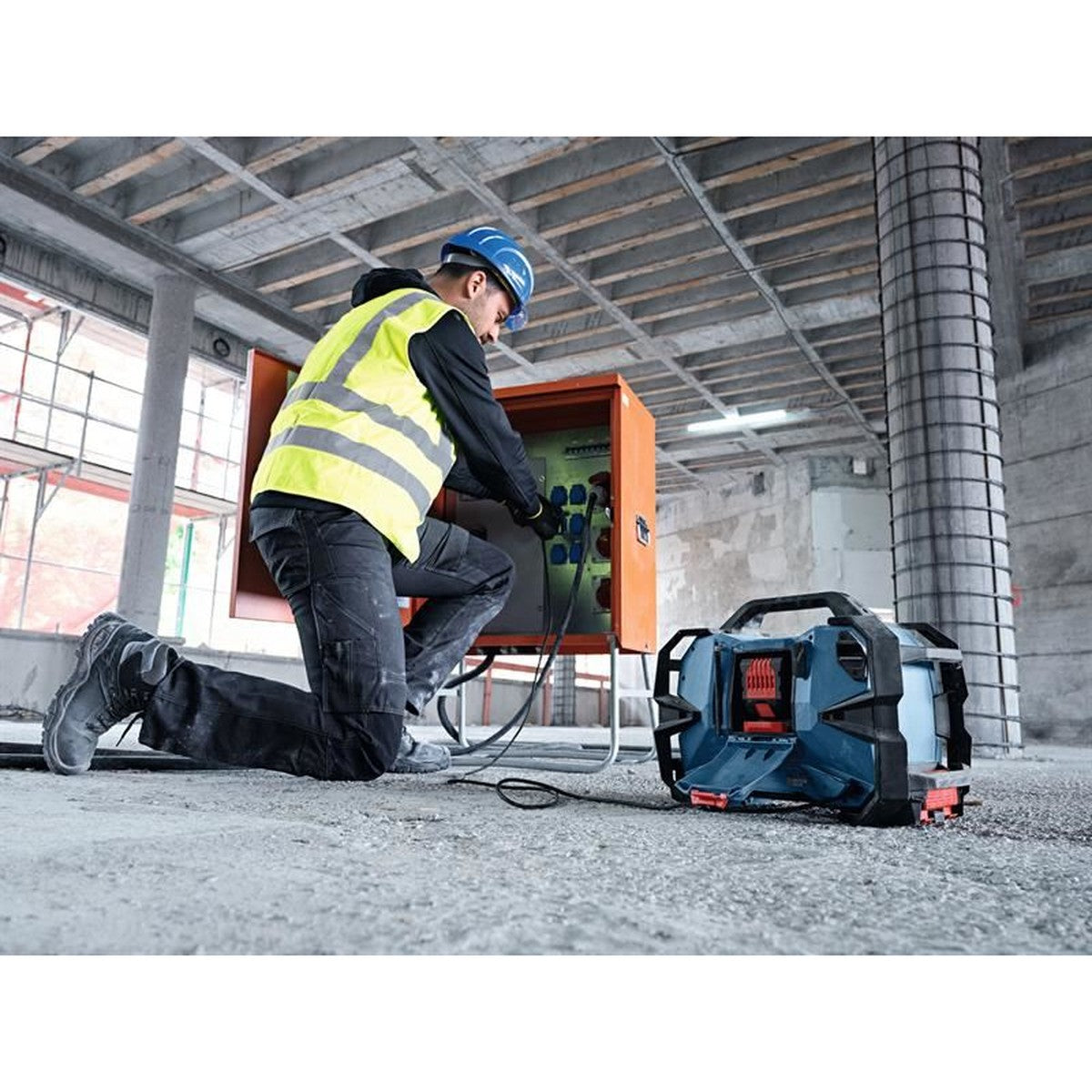 Bosch GPB 18VH-6 SRC Professional Radio 240V & Li-ion Bare Unit