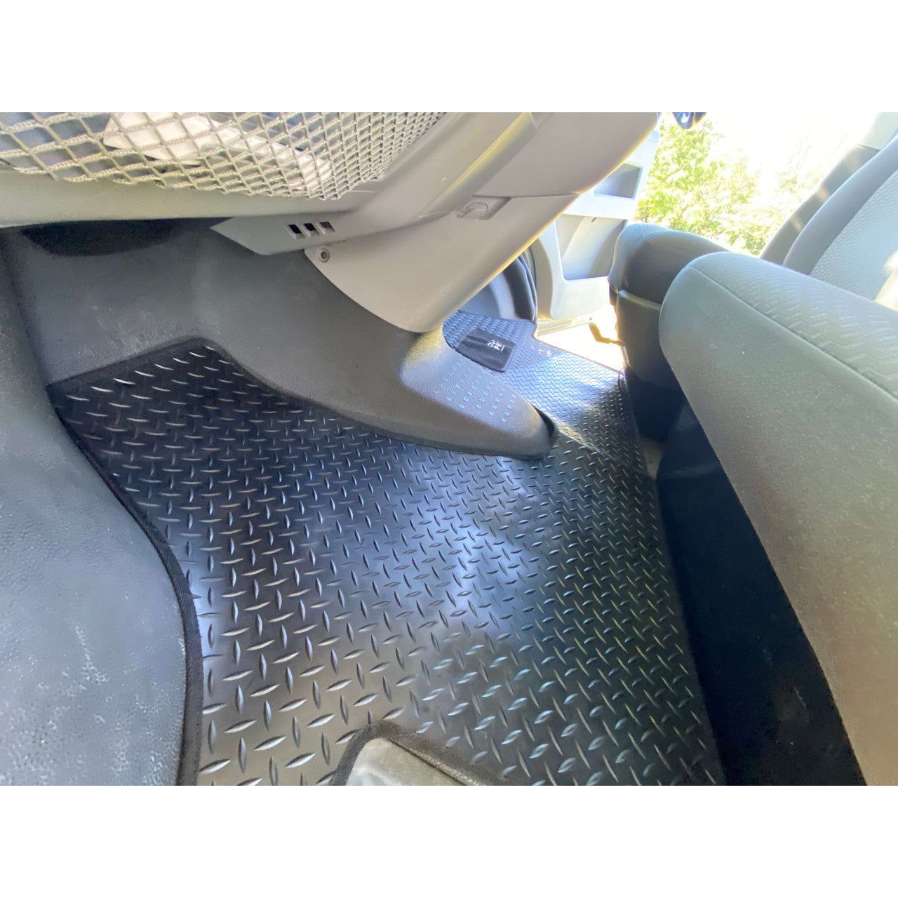 Olpro Volkswagen T5 2003 – 2015 Front No Walkthrough RUBBER ( OLPRO LOGO ON KICK PAD)