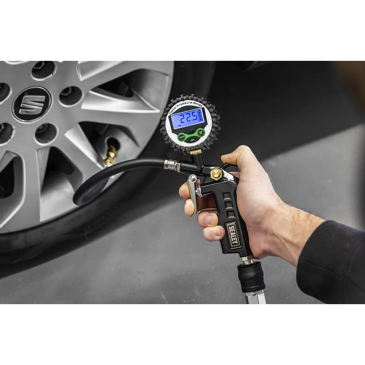 Sealey Digital Tyre Inflator SA332D 12bar with Clip-On Connector