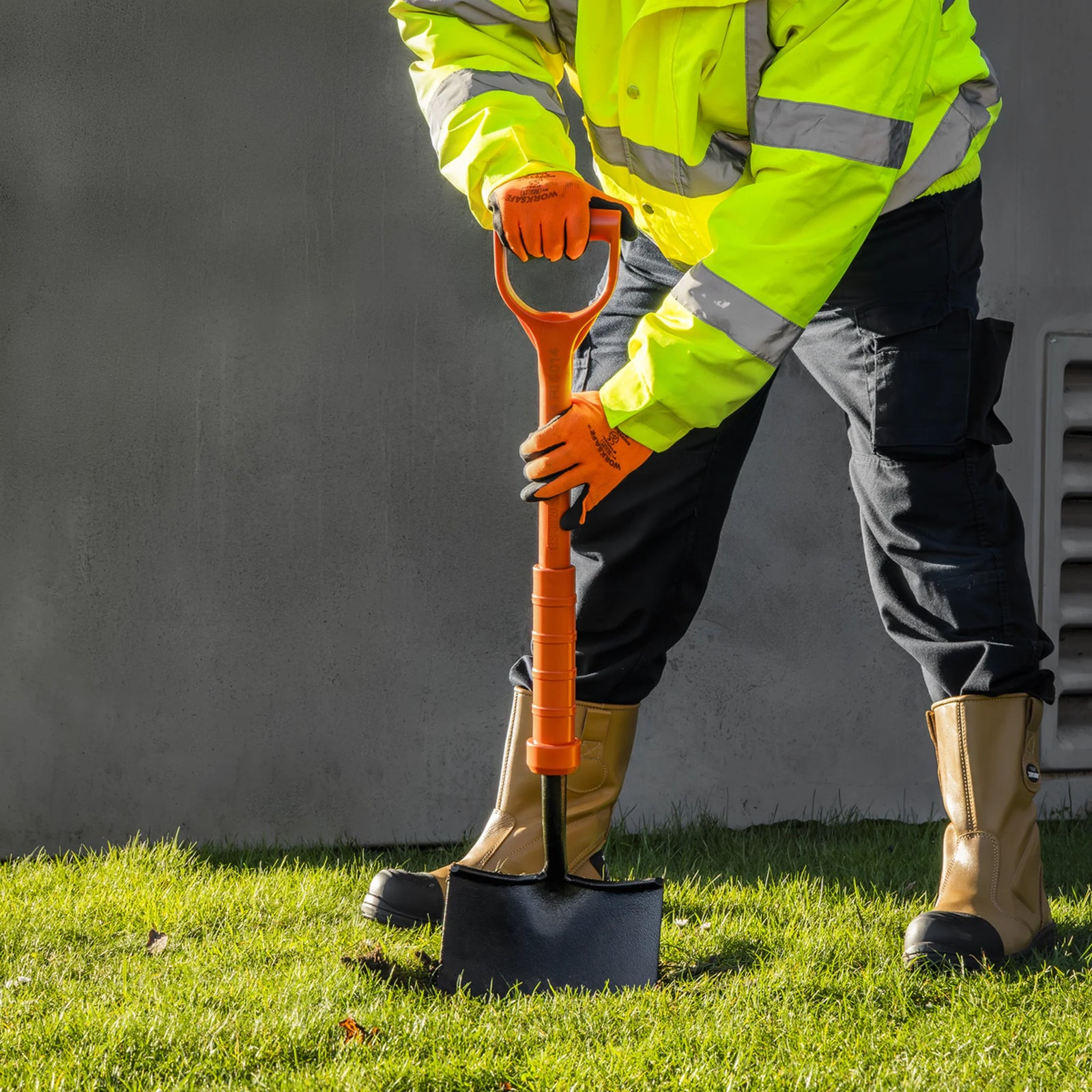 Sealey Insulated Round Mouth Shovel 990mm