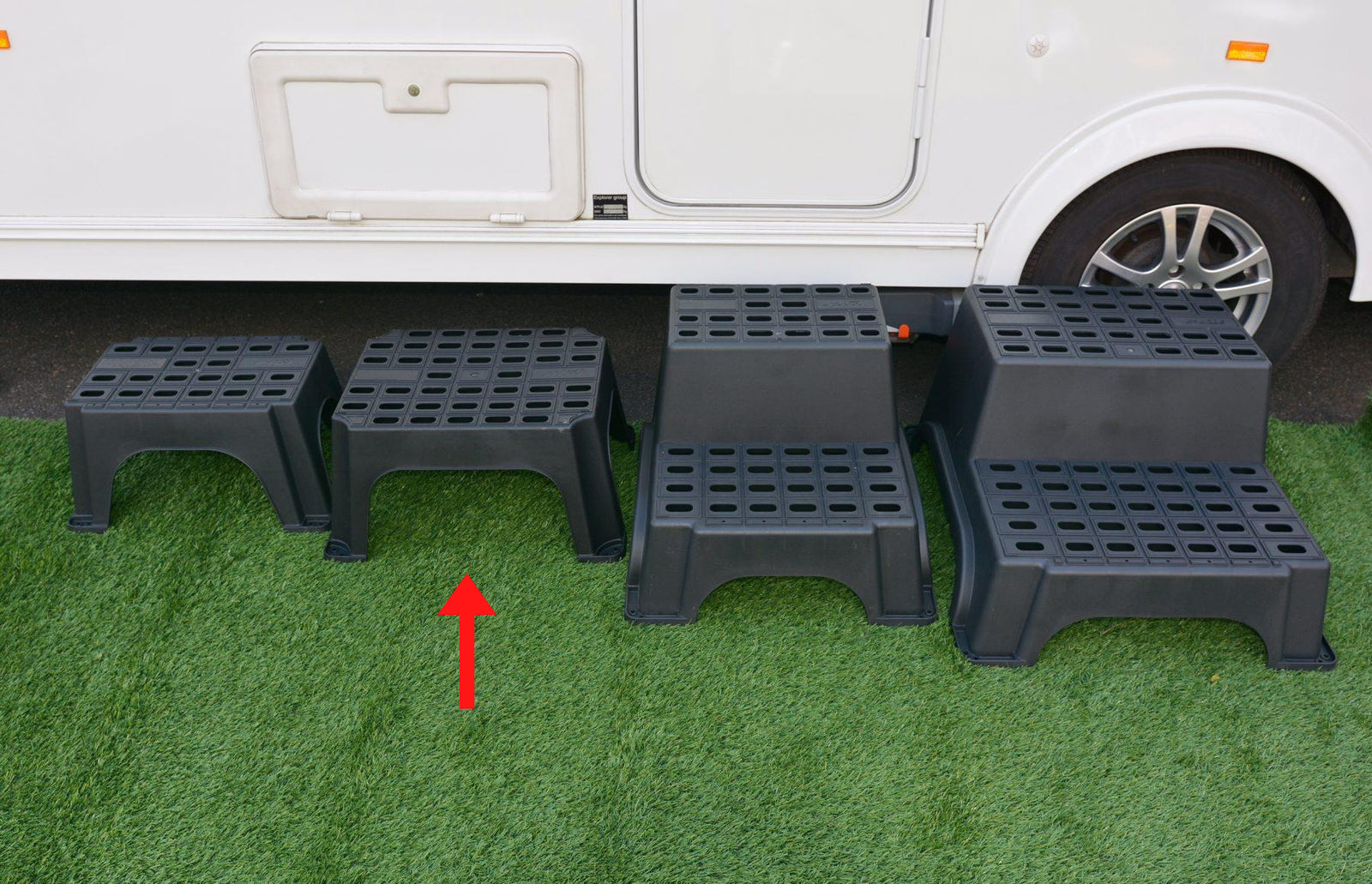 Milenco MGI Giant Single Plastic Step – Extra-Safe Non-Slip Caravan & Motorhome Step (200kg, Recycled, Made in UK)