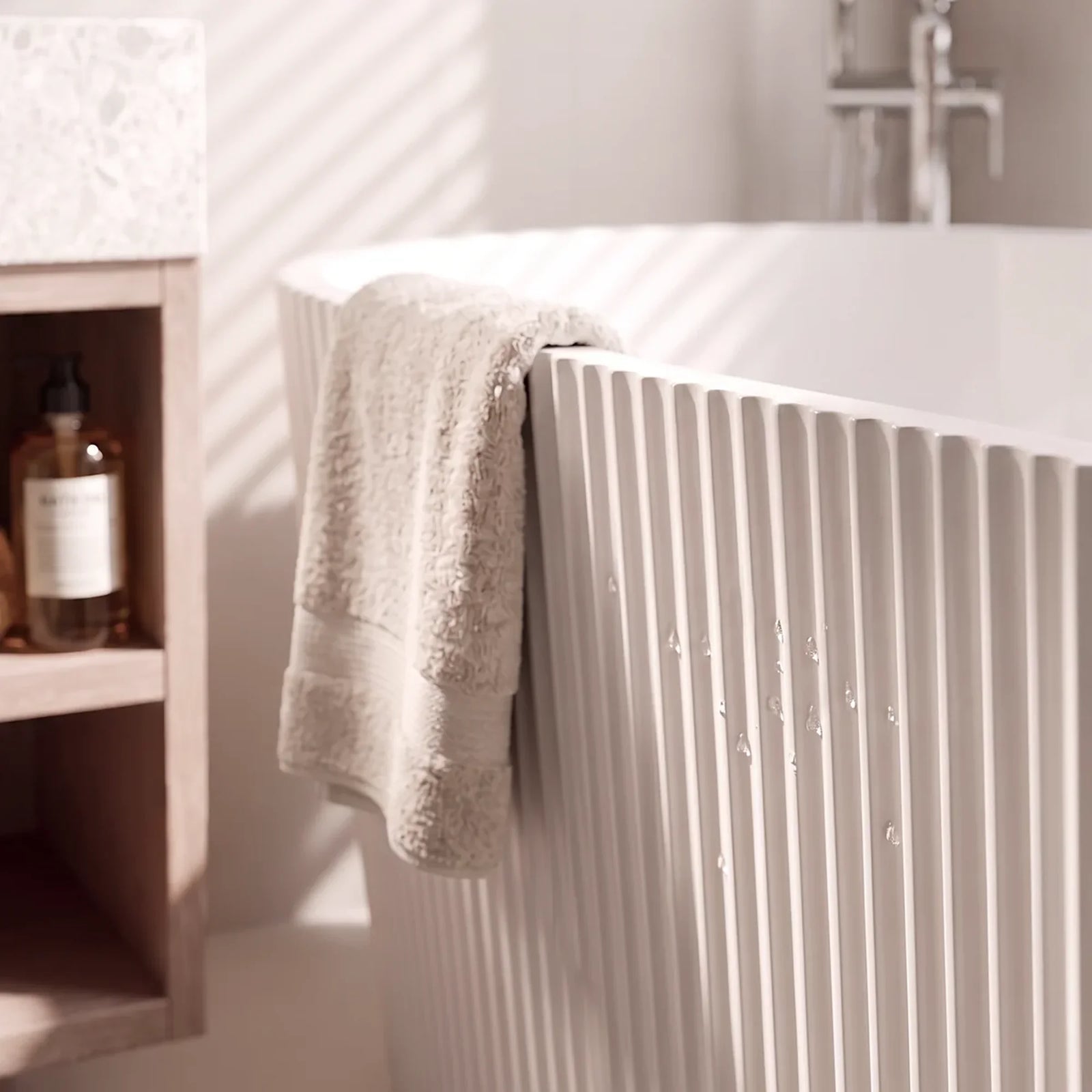 Baridi Double-Ended Fluted Bath 150cm Gloss White
