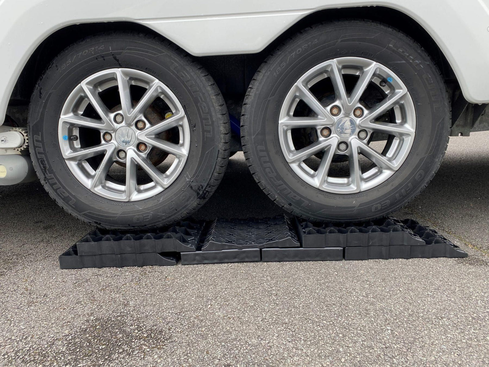 Milenco Stacka Levels with Tyre Saver Top – Interlocking Caravan & Motorhome Levelling Blocks (1500kg per Wheel)