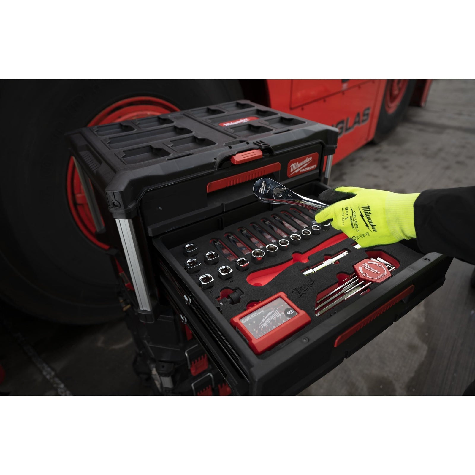 Milwaukee 1/4" drive ratchet, socket, screwdriver and wrench set PACKOUT foam insert - 35pc