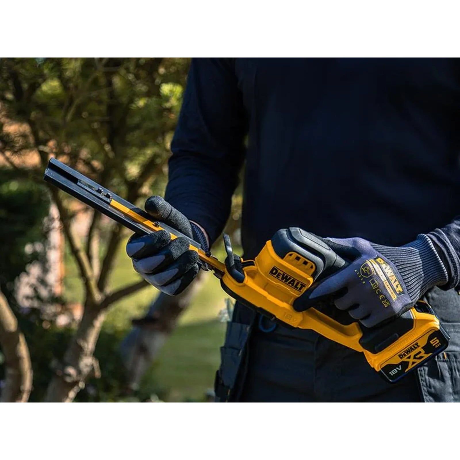 DEWALT Power Tools DCMHT520N Compact Hedge Trimmer 18V Bare Unit - DCMHT520N-XJ
