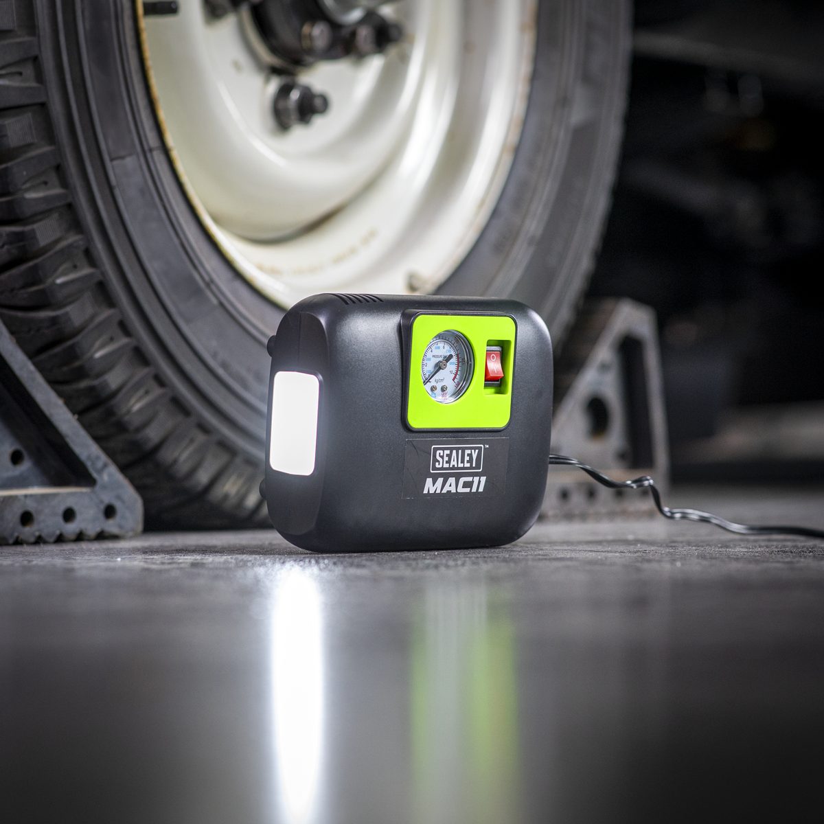Sealey Tyre Inflator with Worklight 12V 120psi