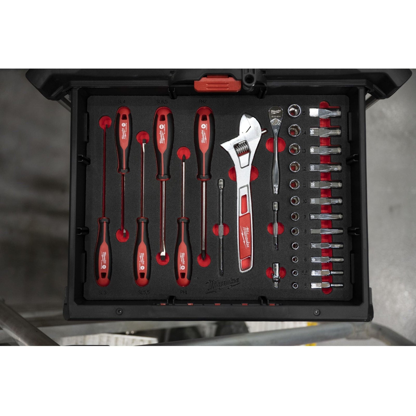 Milwaukee 1/4" drive ratchet, socket, screwdriver and wrench set PACKOUT foam insert - 35pc