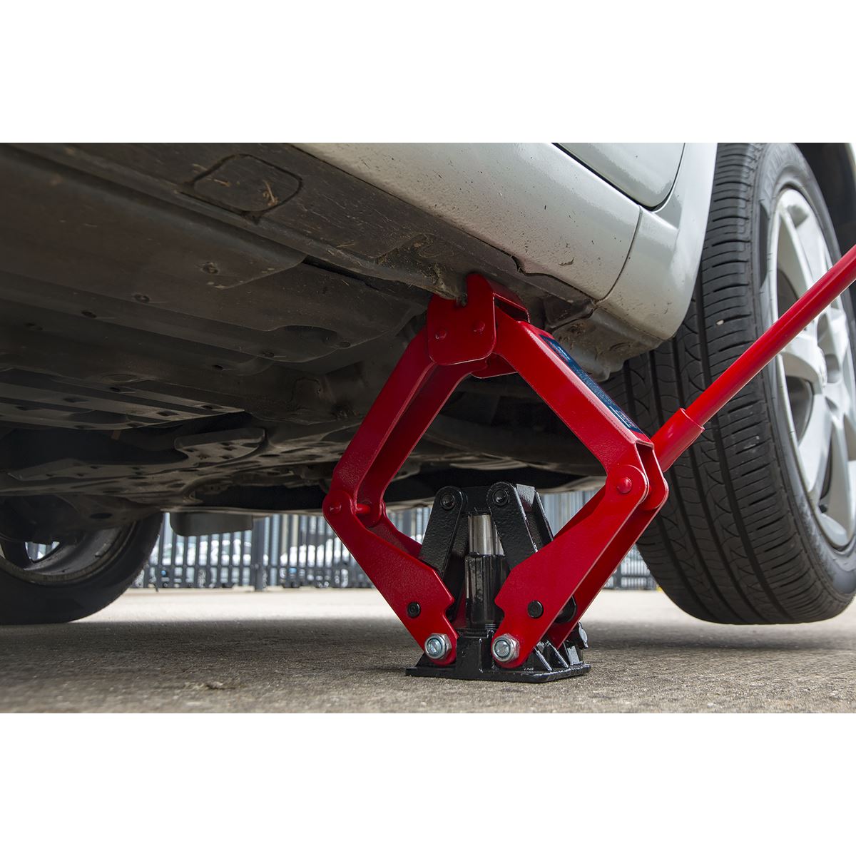 Sealey 700kg Hydraulic Scissor Jack in Case Emergency Car Lift Wind Up Garage