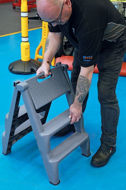 Laser Insulating Folding 3-Step Ladder