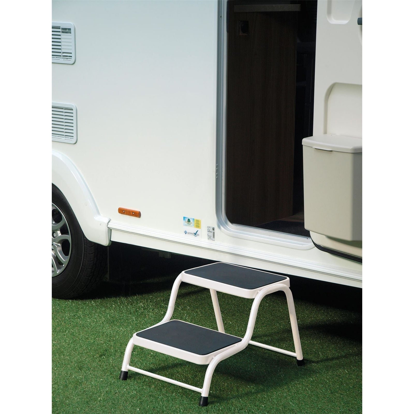 Double step in caravan white C021