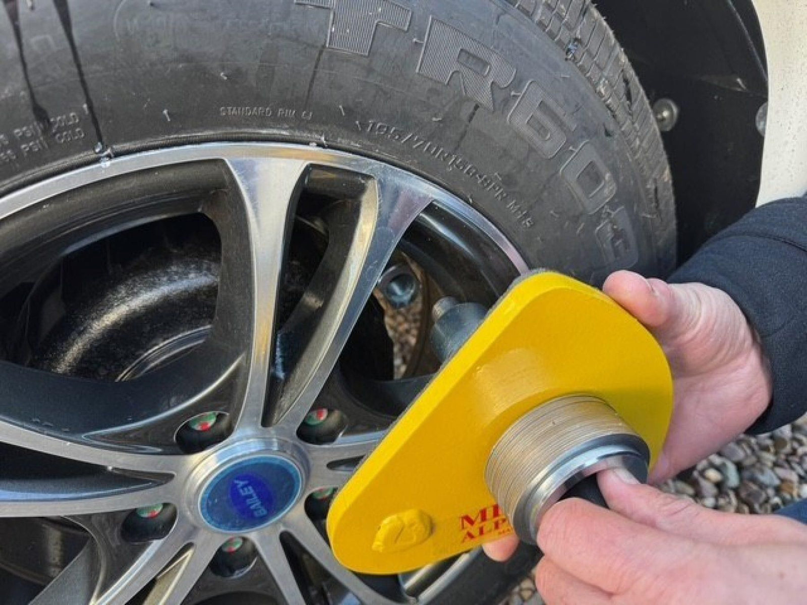 Milenco Alpha Gold Wheel Lock – Ultimate Caravan Security Solution