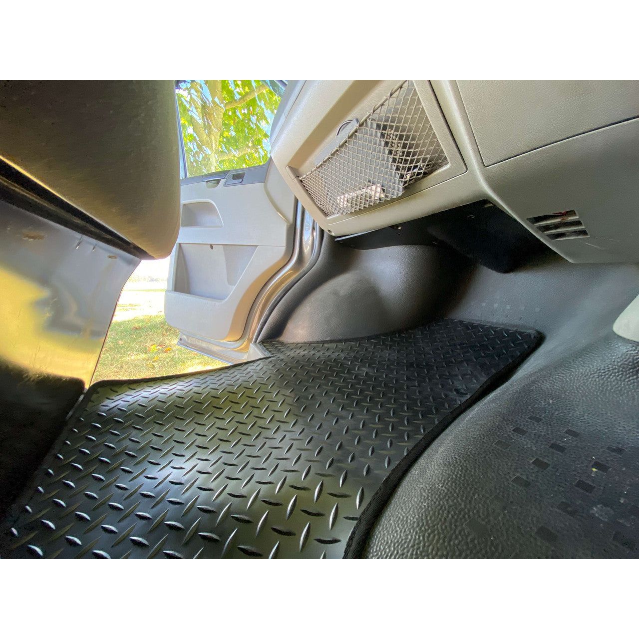 Olpro Volkswagen T5 2003 – 2015 Front No Walkthrough RUBBER ( OLPRO LOGO ON KICK PAD)