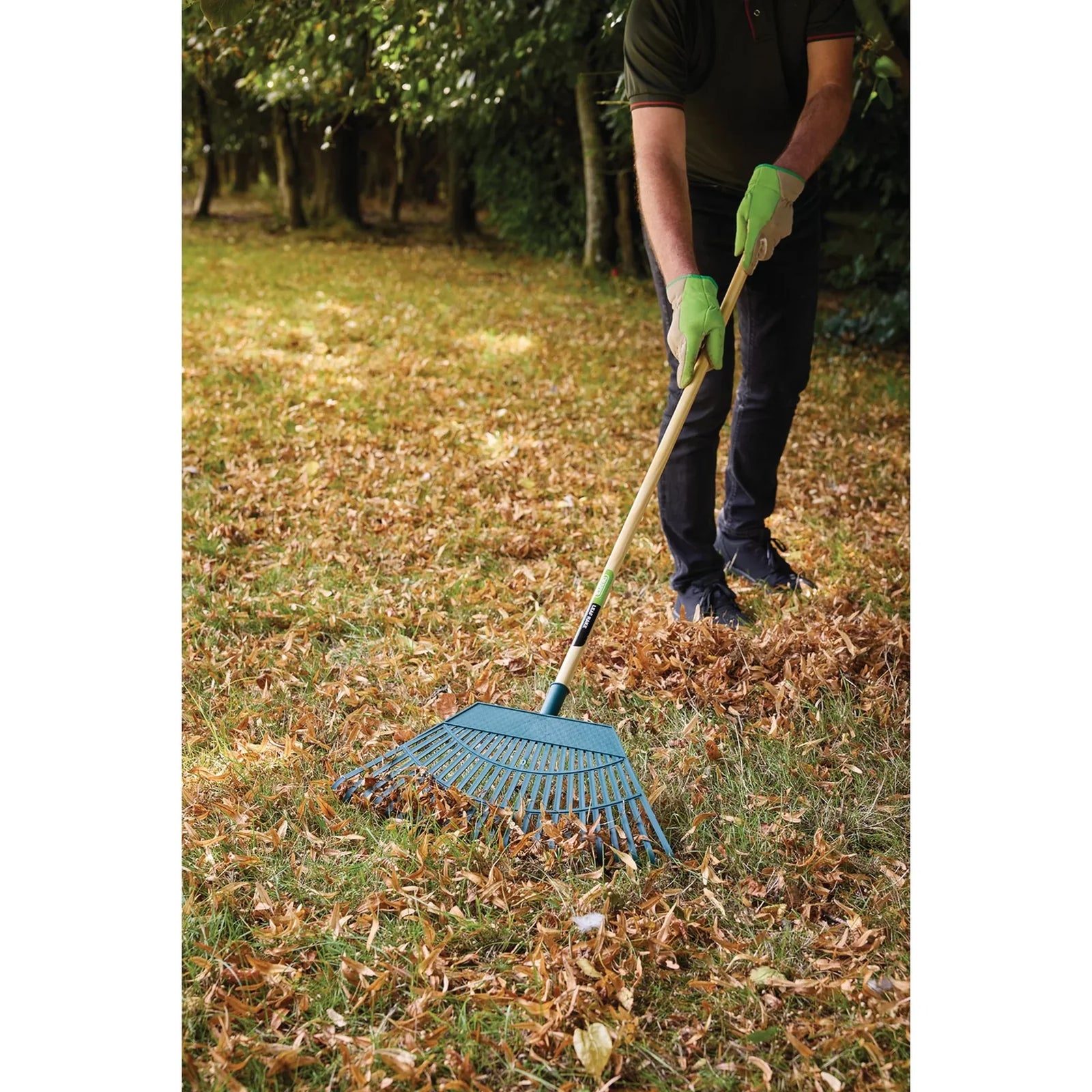 Draper Plastic Leaf Rake 550mm with Wooden Handle