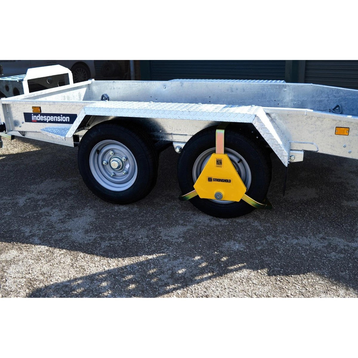 Stronghold Wheel Clamp Apex Triangular 15" to 18" for Trailers & Caravans SH5456