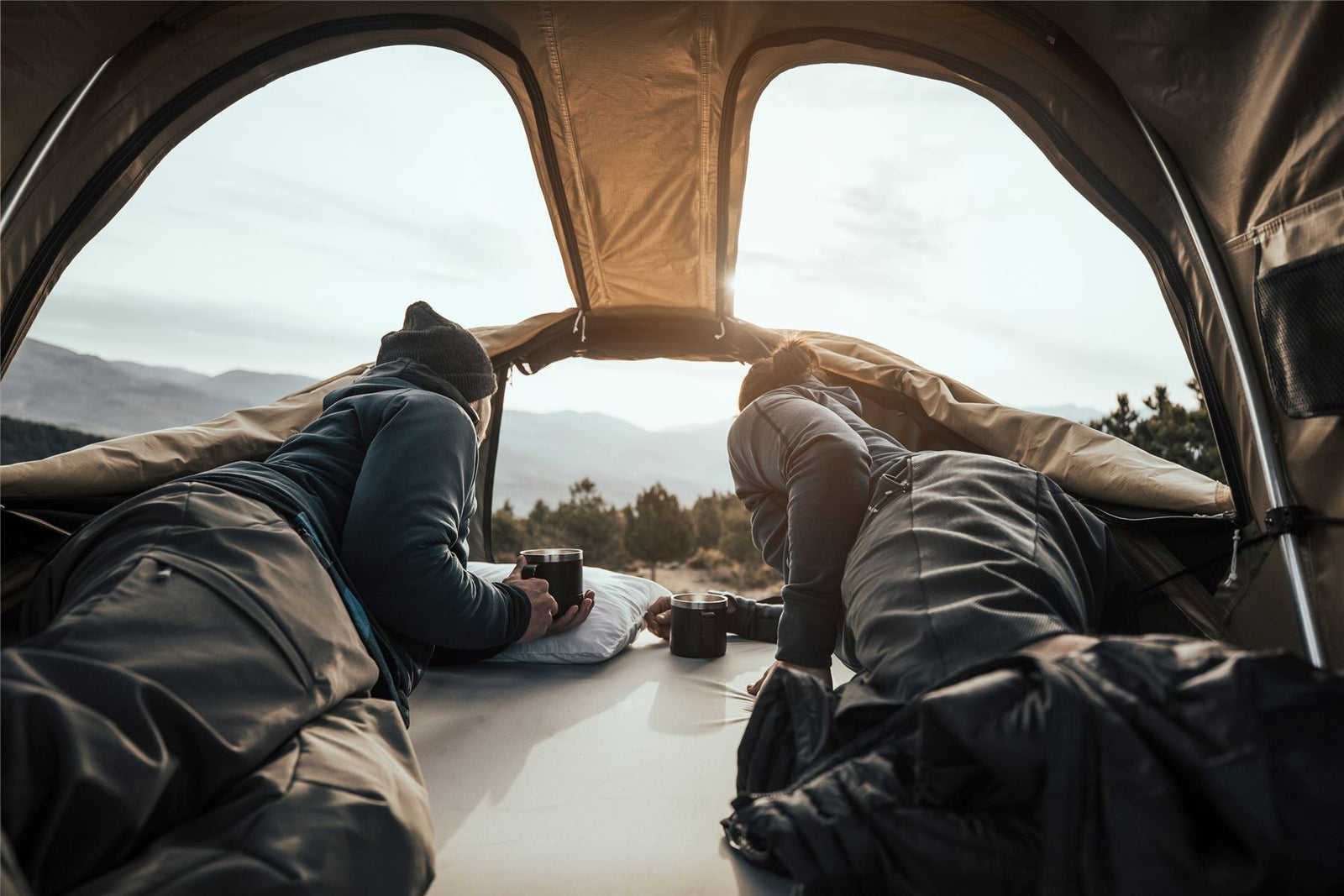 Thule Approach M two/three-person roof top tent fennel tan