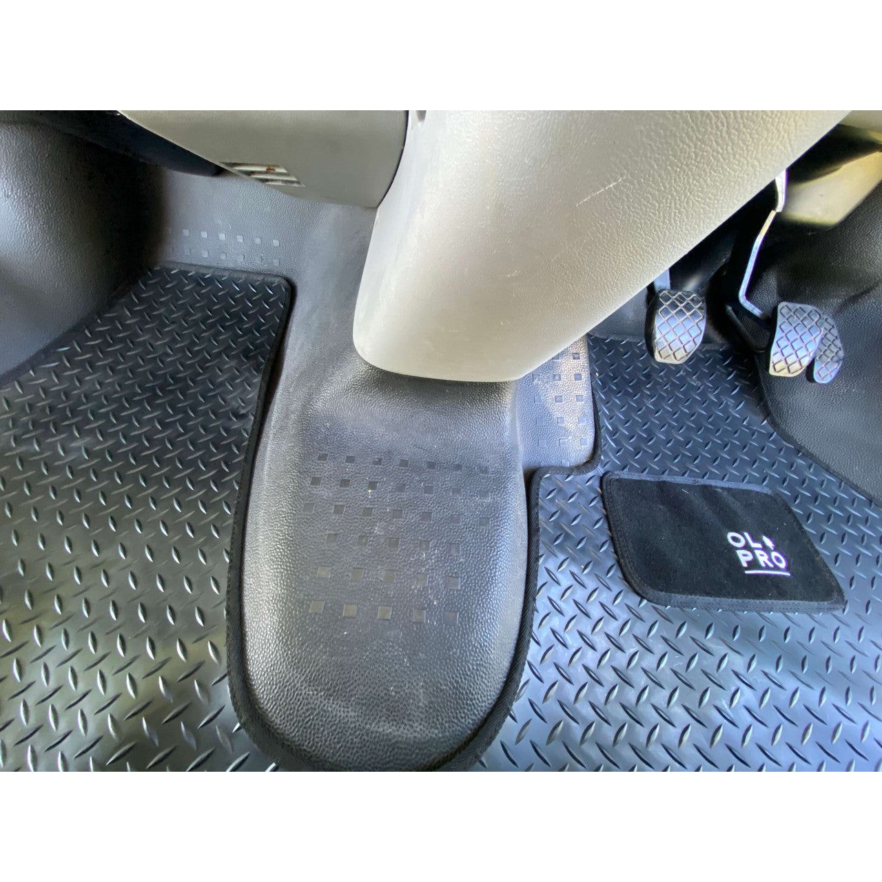 Olpro Volkswagen T5 2003 – 2015 Front No Walkthrough RUBBER ( OLPRO LOGO ON KICK PAD)